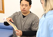 施術内容を説明する様子